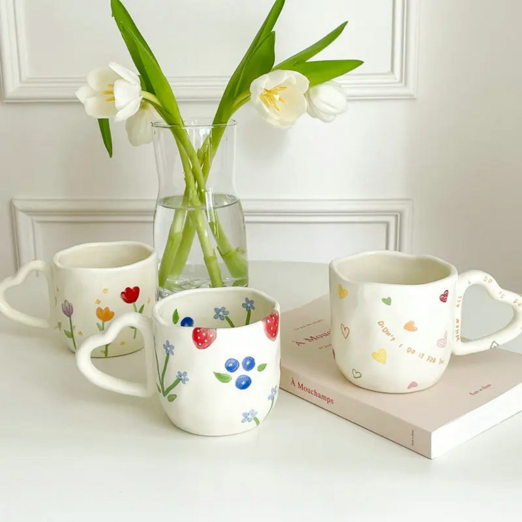 Caneca em Cerâmica com Alça de Coração Pintada à Mão