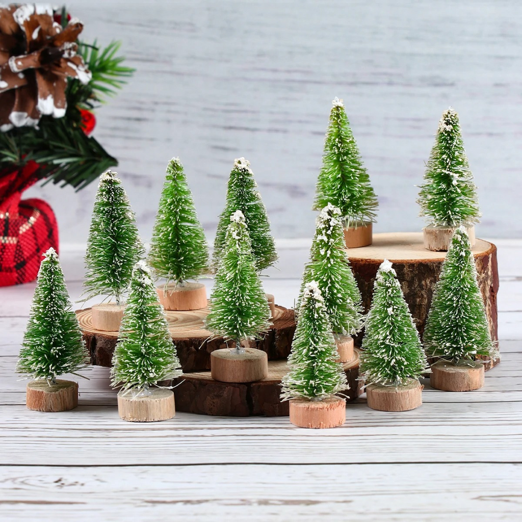 Conjunto Artesanal  de 8 Mini Árvores de Natal de Madeira e Sisal Decoração Natalina
